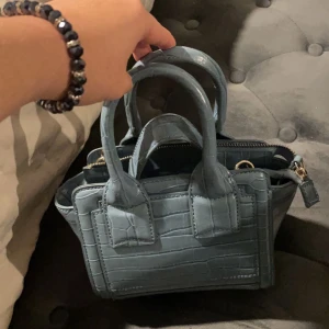 Väska - Ljusblå fin väska från Zara. Kommer ej till användning längre