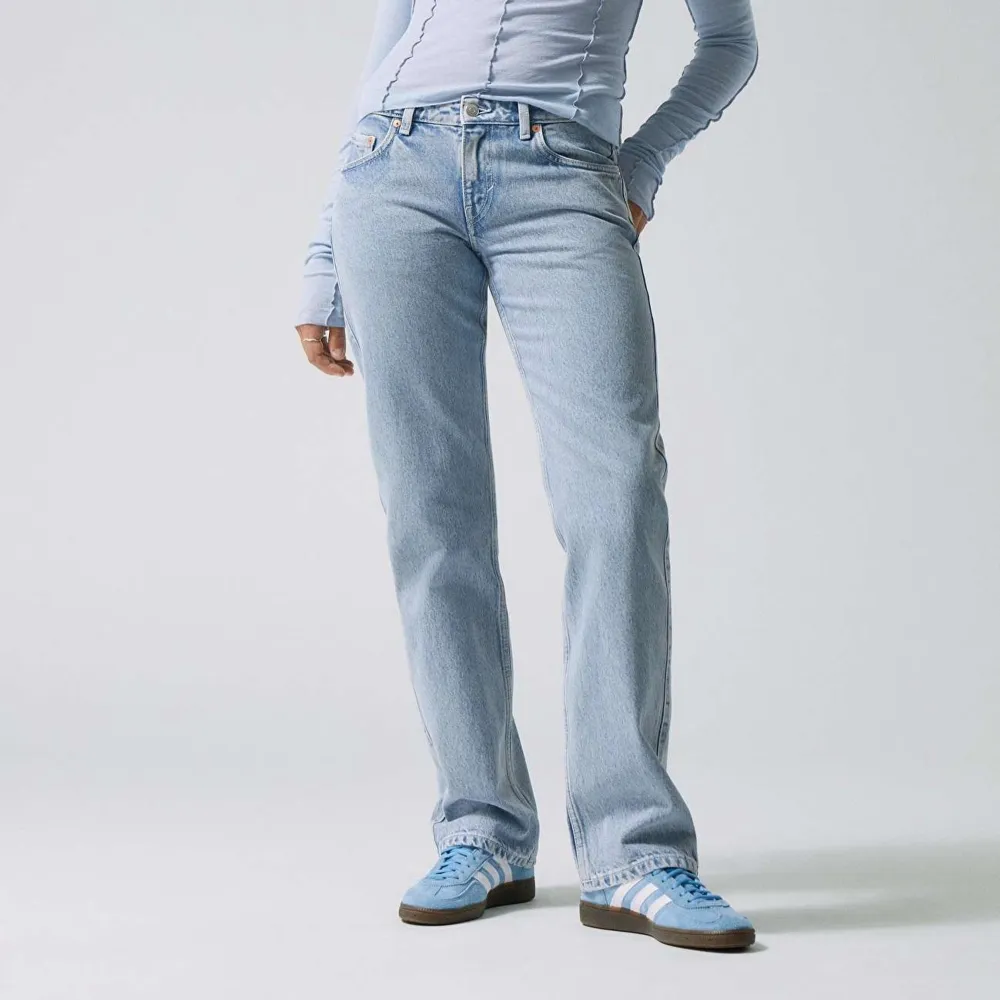 Ljusblåa jeans som är lågmidjade i storlek W24 L32 från Weekday. Köpta från plick men inte använda då dem inte passar, nypris är 590 men säljer för 380kr + frakt (66kr). . Jeans & Byxor.