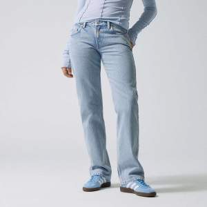 Ljusblåa jeans som är lågmidjade i storlek W24 L32 från Weekday. Köpta från plick men inte använda då dem inte passar, nypris är 590 men säljer för 380kr + frakt (66kr). 
