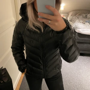 Peak Performance jacka  - Svart vattenavvisande Peak Performance jacka som jag älskat men nu växt ur💕Den är tacksamt använd med pga materialet så finns inga defekter eller liknande, några repor på peak märket skriv till mig för mer bilder😊