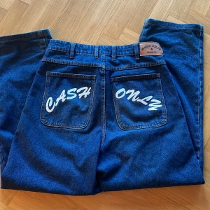 Cash only byxor - Cash only jeans med baggy fit. storlek 28