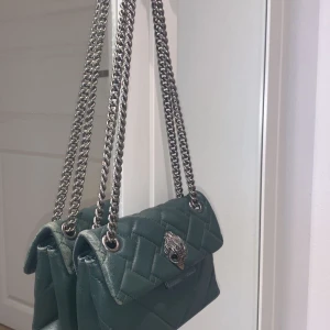 Kurt geiger väska - Säljer denna mörkgröna Kurt geiger väska som nu är slutsåld. Det har några defekter på kanterna där färgen har delvist gått bort men förutom det är den i fint skick! ❤️‍🔥