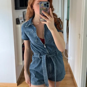 Jumpsuit i denim - Jumpsuit i denim från h&m i storlek 32  Jag är 161 cm lång!