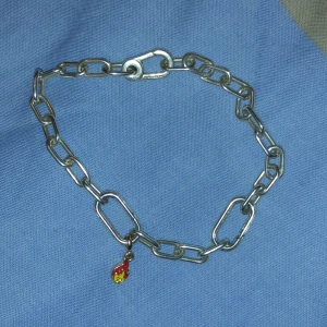 Pandora ME armband + Pandora ME flame mini dangle  - Pandora link chain armband med en burning flame dangle, säljer dom inte separat  Storlek på armbandet är 20 cm. 