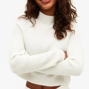 Vit stickad tröja  - Säljer nu denna jättefina stickade tröjan från Monki! Slutsåld i storleken på hemsidan. Aldrig använd. 