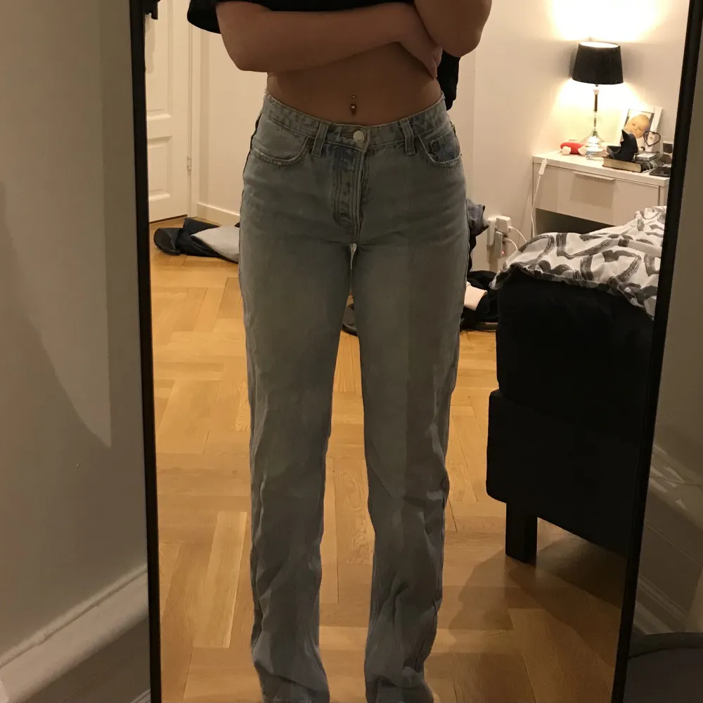 Ett par snygga ljusblå jeans från zara som passar strl 34-36 (S), dessa sitter perfekt på mig som är 168 lång.🫶 säljer pga inte kommer till användning! Köpare står för frakt💞. Jeans & Byxor.