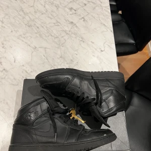 Air Jordan 1 mid  - Jag säljer ett Par Air Jordan 1 mid, för de är för små för mig, de är i 7/10 skick