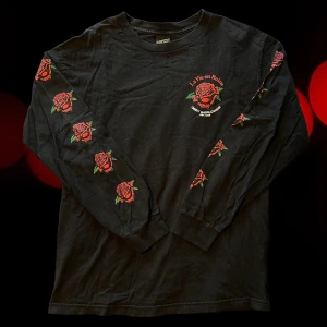 Obey longsleeve - Obey longsleeve. Storlek M. Rosor på ärmarna samt rygg.