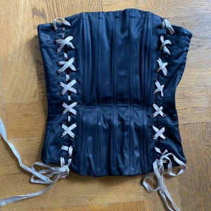 Korsett - Jättefin korsett som tyvärr har blivit för liten för mig. Stängs med dragkedja i sidan 