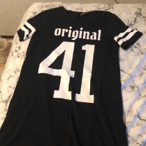 Basket klänning  - En basket liknande klänning som är som en t-shirt fast i klänning. Använd ett par gånger men fortfarande i nytt skick. Köpt på H&M för några år sedan. Frågor?  Skriv i DM  Köparen står för frakten. 