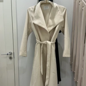 SUPERFIN KAPPA!!  - Super fin lång kappa från VILA. Perfekt i alla lägen, funkar även på vintern med en lite tjockare tröja under! Använd max 3 gånger då jag köpte i fel storlek! 