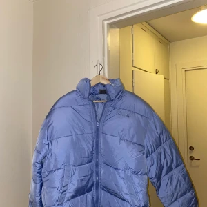 Pufferjacka stl 40 (L) - Säljer helt nya dunjackor i storlek 40 från märket Reclaimed vintage.   Länk till samma jacka i svart: https://www.asos.com/se/reclaimed-vintage/reclaimed-vintage-svart-pufferjacka-i-unisex-modell/prd/202485218?clr=svart-a&colou