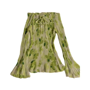blommig grön topp - jättesöt blommig grön topp med 60/70’s vibes, köpt på humana och aldrig använd 