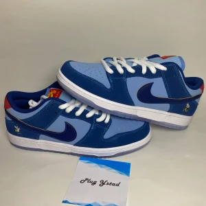 Nike SB dunk low ” Why so Sad ”  - Nike SB dunk low ” Why so Sad ” - storlek 42,5  - 10/10 Nya  - pris 1900+ frakt  Kontakta innan vid köp!  