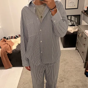 Vitt blå pyjamasset  - Intressekoll på detta slutsålda pyjamassett från HM. Byxorna är långa för mig som är 167cm!