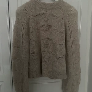 Carin Wester stickad beige tröja - Använd fåtal gånger och är i nyskick. Stor i storleken. Köpare står för frakt💕