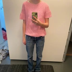 Stickad tröja  - Fin rosa stickad tröja. Kommer tyvärr inte till användning. Storlek xl men skulle mer säga m.