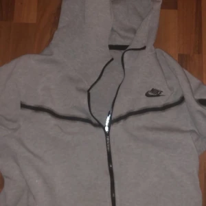 nike tech fleece - säljer nu min gråa nike tech fleece då jag är i behov av pengar just nu