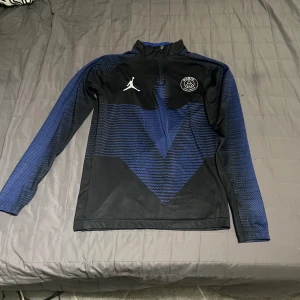 Paris saint germain/Jordan tröja - Tröjan är i väldigt bra skick inte använd mycket, säljer den pågrund av att den tyvär inte längre passar mig 