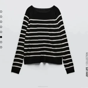 Tröja  - Säljer min svart och vit randiga tröja från zara, som är i ett jätte skönt material ❤️den är använd ett fåtal ggr ❤️