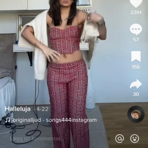 Zara byxor / topp - Hej! Säljer det hör fina settet från zara som är slutsålt! Byxorna och toppen i Storlek S. Pris kan diskuteras❤️