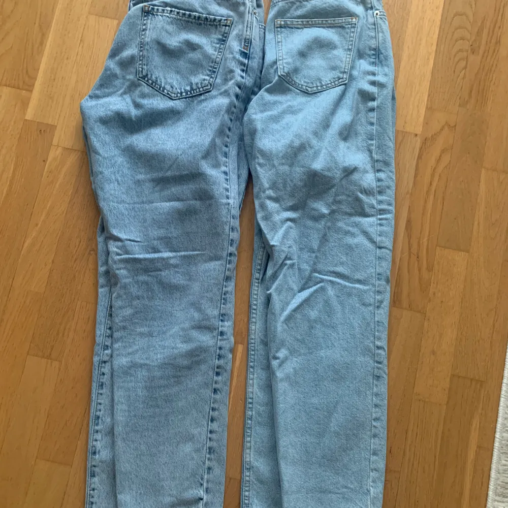 Två par jeans  Första Gina tricot andra nakd fint skick. Jeans & Byxor.