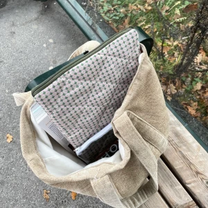 Datorfodral - Sjukt snyggt datafodral quiltat med ett 3 cm tjock mellanlägg -> skyddar bra och ger en ”puffig känska” passar en 13” dator eller surfplatta. Dragkedja på kortsidan! Använd gärna köp nu knappen🔥