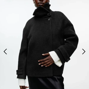 Söker denna arket jackan i storlek 38-40 - Söker denna kappa i storlek 38-40, runt nypris. 