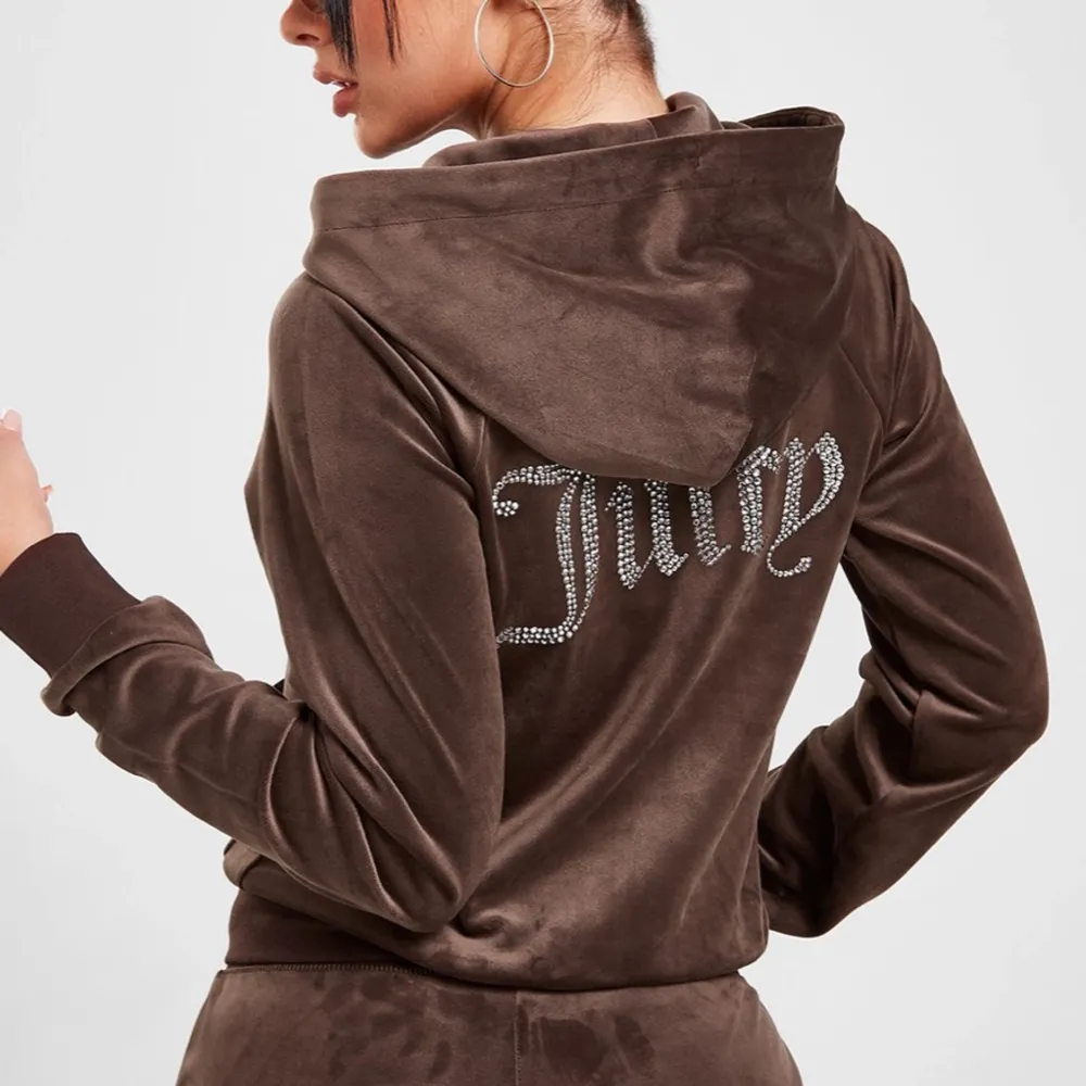 Säljer min bruna juicy coulture hoodie! helt ny, oanvänd, prislapp kvar. Skriv för frågor eller fler bilder <3 (jag tycker dom är små i storlek!). Tröjor & Koftor.