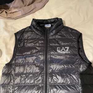 Ea7 väst och jacka - Säljer en väst och en jacka från ea7, dom både är i bra skick kom privat om du är intresserad, både för 750
