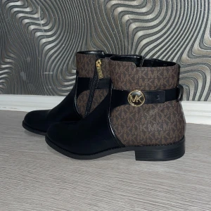 Michael Kors skor, storlek 40 - Helt nya Michael Kors skor, inga skador/repor på skorna. Aldrig blivit till användning!   