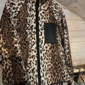 Jacka med högkrage - Jackan är super skön och har högkrage. Den är i sherpafleece.