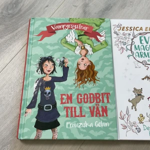 Böcker  - Asså dessa böcker rekommenderar jag verkligen de är dom bästa böckerna jag har och jag älskar dom är nojig med att sälja de men gör de ända nu så nån annan får chansen o läsa såndan bra böcker dom så OTROLIGT bra alla tre 