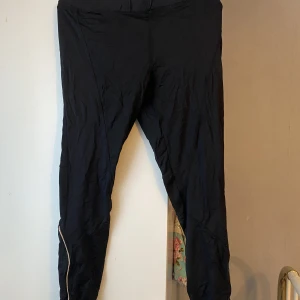 Träningsbyxor - Jättefina träningsbyxor storlek M men kan även funka för L då de är stretch.  