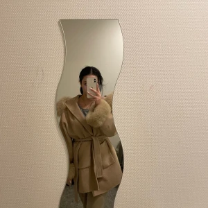 Kappa päls - Köptes förra året och använd bara några gånger pågrund av strorlek. Har päls på luvan och armar som man kan lätt ta bort med knappar. Köpt för 5000 Pris nu är 1500