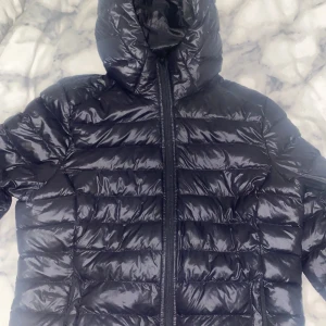 Everest jacka - Som ny förutom att lappen är sönder. Obs! Hämtas endast upp.