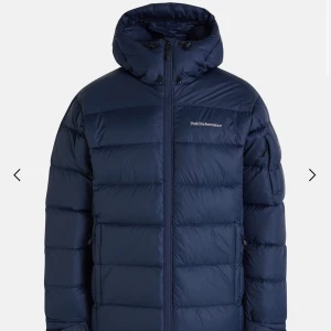 Peak performer jacka - Jacka i nytt skick använd 3 gånger i storlek s Väldigt varm och fin