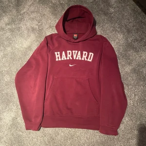 Vinatge Nike hoodie  - Säljer denna fina vinröda Vintage nike hoodie! Den är i jätte bra skick har bara lite fläckar och sen är den lite sönder längst ner vid armarna. Men det kan man bara vika upp så blir det bra. Annas super bra skick för hur gammal den är!