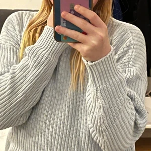 Jätte fin tröja. Älskade den förut men nu är den förliten tyvärr🙁 jätte fint skick - Köpt på Ullared. Har inte använts jätte mycket men lite ändå