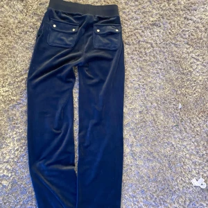 Äkta Juicy💕 - Äkta juicy couture byxor, använda 3 gånger och är i nytt skick. Köpt för 1200kr.💕