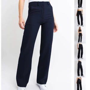 Kostymbyxor madlady - Säljer mina så snygga kostymbyxor från madlady. Köpta för ungefär ett halvår sen för 500kr, storlek S längd 32. Går över fötterna på mig! Knappen man stänger byxorna med är lite lös(privat för bild) köparen står för frakt. 