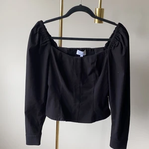 Svart blus, Other Stories - Svart blus från other stories med puffärm och squareneck. Tjock i tyget och tight passform. Resår baktill och dragkedja på sidan. Ordpris 690kr