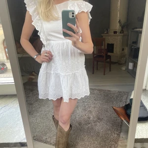 Vit sommar klänning - Söt vit klänning t sommaren som aldrig kommit t användning🙏🏼