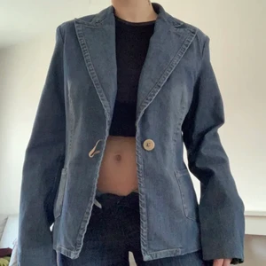 Jeans blazer 💗 - Laddar upp denna annonsen igen för ett rabatterat pris! Är så himla förtjust i den här!!🖤 men använder den på tok för lite, kan tänka mig att låta den komma till användning hos någon annan🖤  superfint skick! 