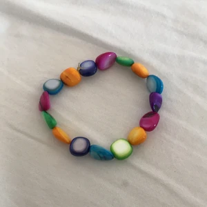 Fint halsband  - Jätte fint armband. Blå,gul,rosa,lila,grön finns på armbandet och jätte bra storlek inte för stort 