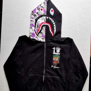 Säljer av min Bape hoodie då den bara legat sedan 2015. Köpt i andra hand så kan inte garantera att den är autentisk. Märkt som en Medium, sitter mindre enligt mig pga japansk sizing.   Hör gärna av er vid eventuella frågor!