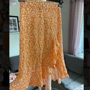 Blommig kjol - Blommig kjol med slit från berska. Storlek S, aldrig använd! 