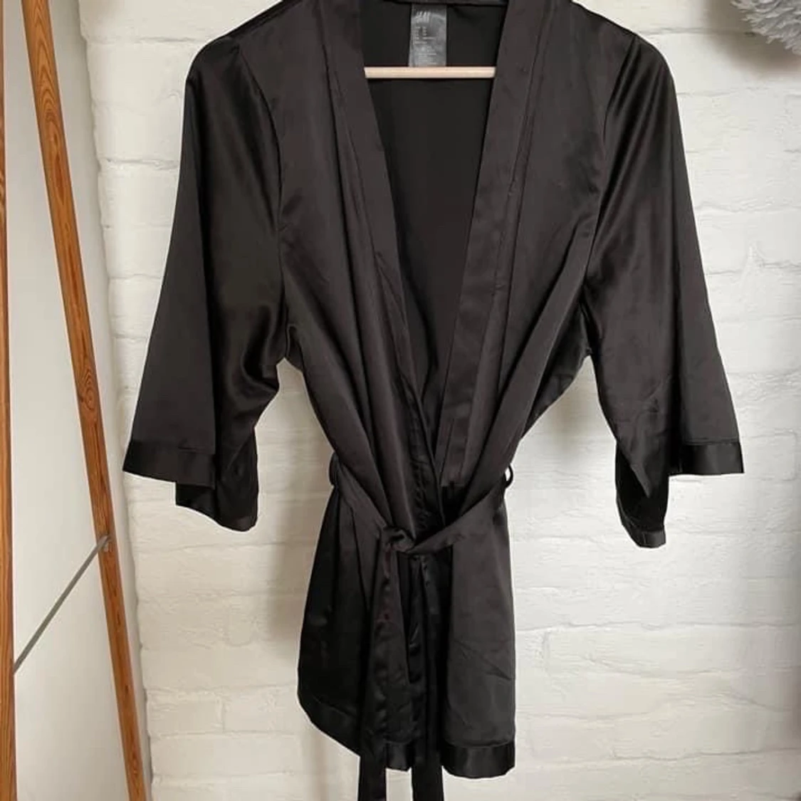 Svart kimono i sidenliknande material