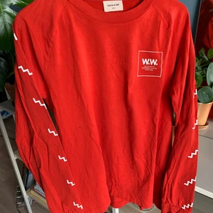 Wood Wood-tröja!!  - Han Long Sleeve från Wood Wood  Damtröja i storlek M, funkar till killar med men snarare en S då! Använd och har en liten fläck fram på magen, så därav billigt pris 🤞 så najs!