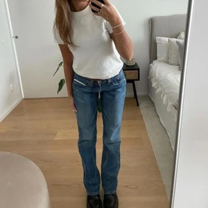 Lågmidjade diesel jeans - Lågmidjade raka jeans från diesel som tyvärr var försmå för mig, små i stolek(lånad första bild), 350 + frakt💕